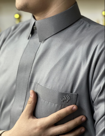 قميص الوليد مصنوع من أجود أنواع قماش خلية النحل — نسيج يجمع بين الفخامة والمتانة في قطعة واحدة لا مثيل لها