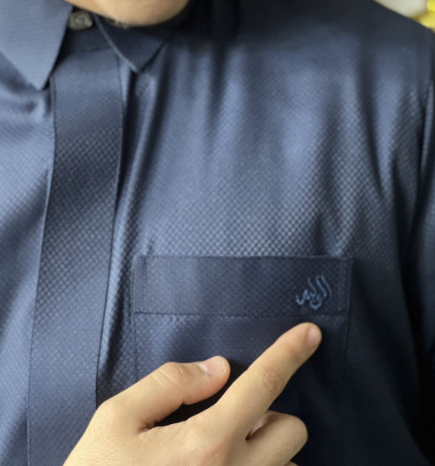 قميص الوليد مصنوع من أجود أنواع قماش خلية النحل — نسيج يجمع بين الفخامة والمتانة في قطعة واحدة لا مثيل لها