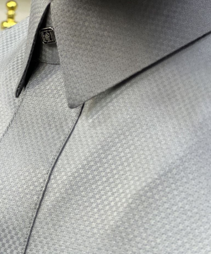 قميص الوليد مصنوع من أجود أنواع قماش خلية النحل — نسيج يجمع بين الفخامة والمتانة في قطعة واحدة لا مثيل لها